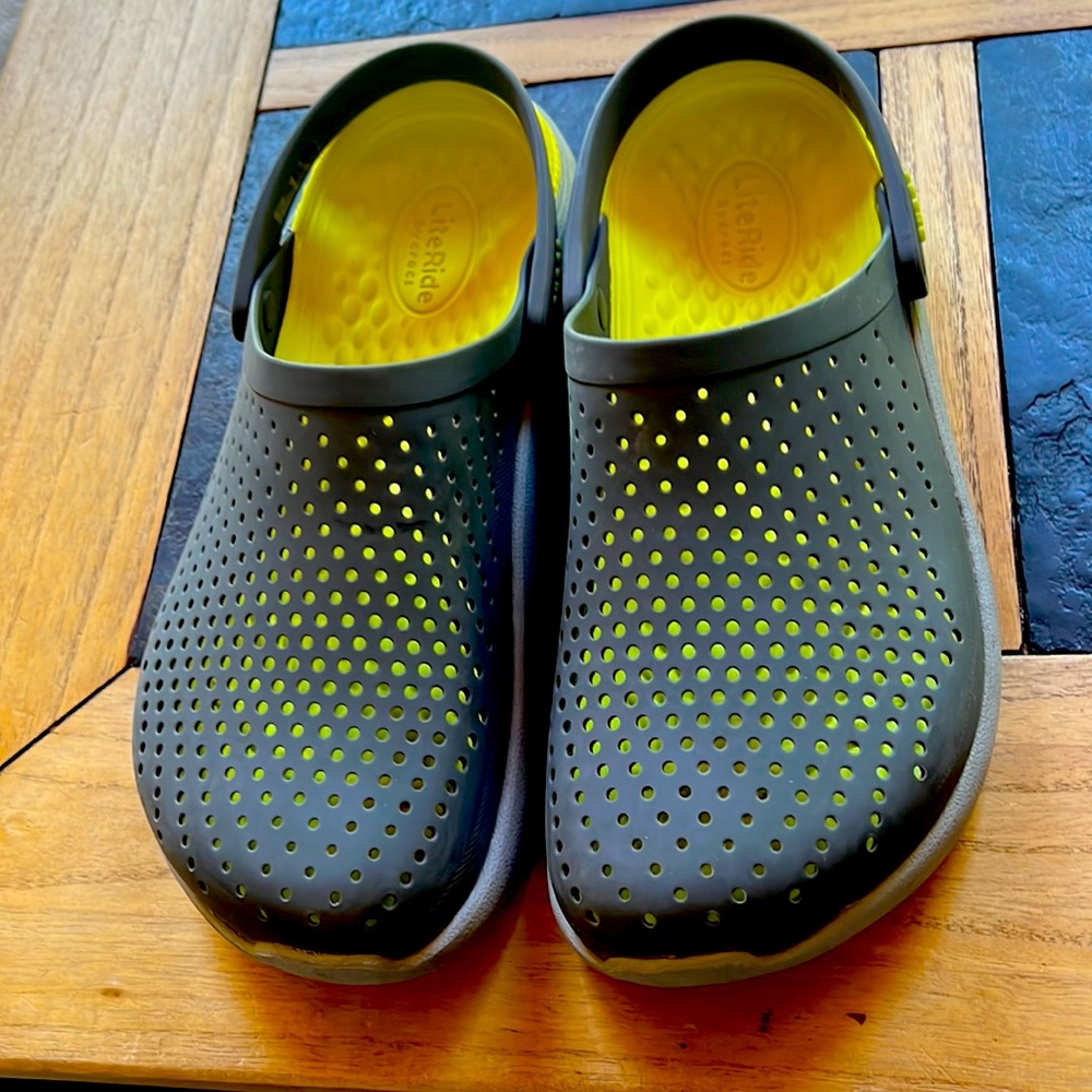 Crocs literide gray, gris cool pair shoes! Women’s 10 Men 8 very good condition!